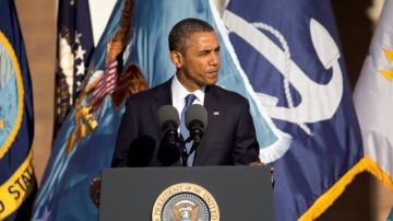 El presidente Barack Obama habla durante la ceremonia en honor a las víctimas del tiroteo en el Astillero Naval de Washington.