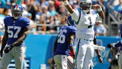 Cam Newton (1), el quarterback  de los Carolina Panthers, fue toda una pesadilla para los Gigantes de Nueva York.