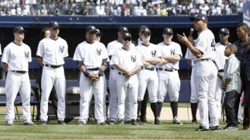 Mariano Rivera se dirige al público durante la ceremonia de despedida organizada ayer por los Yankees.