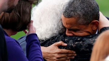 El presidente Obama consoló a los familiares de las 12 víctimas mortales de la balacera en el edificio de la Marina, ocurrido la semana pasada en Washington.