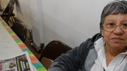 María Hermosa, de Queens, muestra su teléfono Lifeline mejor conocido como el "Obamaphone" y que podría salvar su vida.