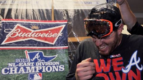 Freddie Freeman celebra con sus compañeros el primer título divisional de los Bravos de Atlanta desde 2005.