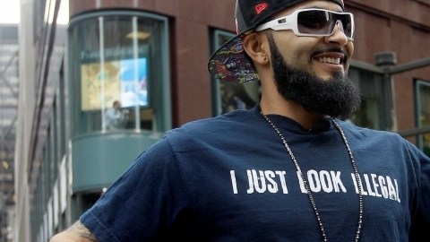 Sergio Romo luce una camiseta con el mensaje 'I just look illegal' (Sólo me veo como un ilegal) el año pasado cuando los Gigantes ganaron la Serie Mundial.