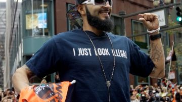 Sergio Romo luce una camiseta con el mensaje 'I just look illegal' (Sólo me veo como un ilegal) el año pasado cuando los Gigantes ganaron la Serie Mundial.