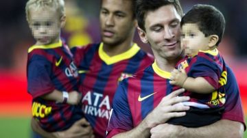 Neymar y Lionel Messi salieron al terreno de juego con sus hijos en brazos