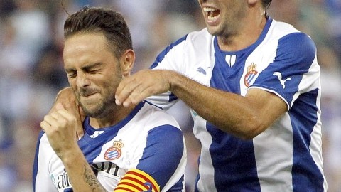 Sergio García (izq.), del Espanyol, celebra su gol con Víctor Sánchez, quien le anotó dos al Athletic Club.