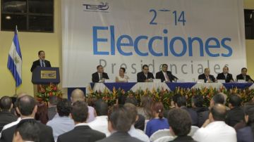 El presidente del Tribunal Supremo Electoral (TSE) Eugenio Chicas (i) habla  en el acto de convocatoria oficial para las próximas elecciones presidenciales del 2014, realizado en el Centro de Ferias y Convenciones (CIFCO).