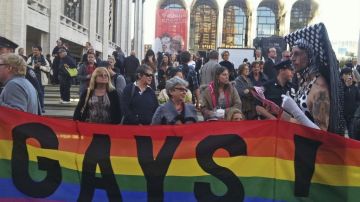 Tanto adentro como afuera del Lincoln Center, en Manhattan, hubo manifestantes a favor de los derechos de los gays.