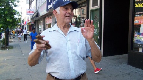 El dominicano toca un instrumento parecido a las castañuelas.