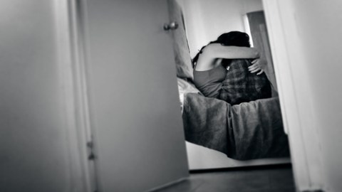 Oficiales encontraron a las estudiantes agredidas en un dormitorio cercano en Scholl Hall.