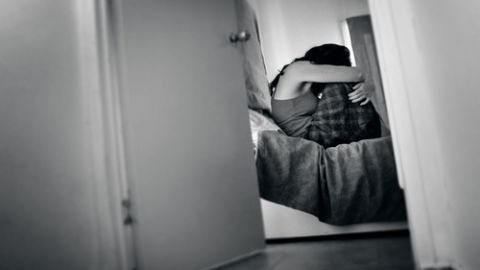 Oficiales encontraron a las estudiantes agredidas en un dormitorio cercano en Scholl Hall.