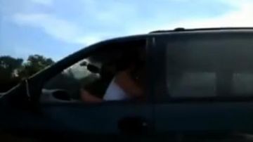 En el video, se ve a la mujer trepada sobre su acompañante y el hombre intentando conducir al mismo tiempo.