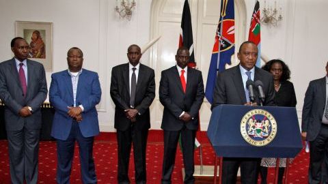 El presidente de Kenia, Uhuru Kenyatta, junto a otros funcionarios gubernamentales durante una conferencia en la que declaró el fin de los enfrentamientos en Nairobi.