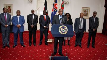 El presidente de Kenia, Uhuru Kenyatta, junto a otros funcionarios gubernamentales durante una conferencia en la que declaró el fin de los enfrentamientos en Nairobi.