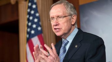 El líder de la mayoría demócrata en el Senado, Harry Reid, aseguró que eliminarán la provisión que quitó los fondos al “Obamacare”.