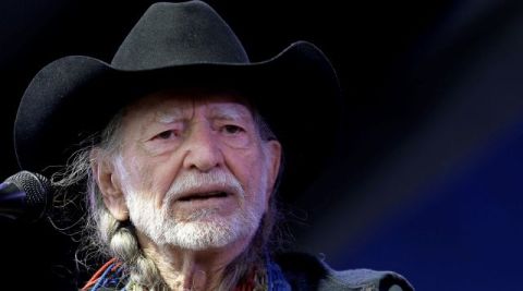 El armadillo de juguete es uno de los tesoros de uno de los ingenieros de Willie Nelson.