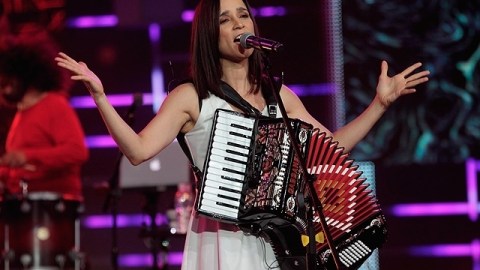 Julieta Venegas junto con Natalie Cole, Aida Cuevas, Leslie Grace, Gaby Moreno, Ricky Muñoz y Draco Rosa estará sobre el escenario.
