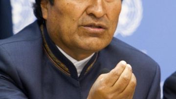 MIA03. NUEVA YORK (ESTADOS UNIDOS), 24/09/2013.- El presidente de Bolivia, Evo Morales, habla hoy, martes 24 de septiembre de 2013, durante una rueda de prensa en la sede de las Naciones Unidas en Nueva York (Estados Unidos), donde se celebra la Asamblea General de la ONU. El gobernante boliviano decidió asistir después de haberse planteado en principio no acudir al foro en protesta porque EE. UU. supuestamente negó al avión presidencial de Venezuela el permiso para sobrevolar Puerto Rico. EFE/Miguel Rajmil
