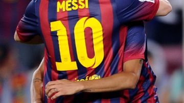 El brasileño Neymar (der.) celebra junto a Messi su primer gol en la Liga con el Barcelona.