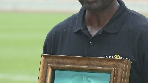 El exatleta canadiense Ben Johnson posa con su huella en el estadio Jamsil de Seúl, donde obtuvo la medella de oro que después  perdería.