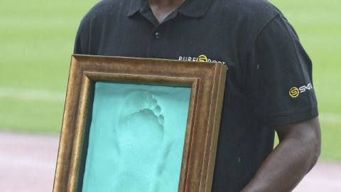 El exatleta canadiense Ben Johnson posa con su huella en el estadio Jamsil de Seúl, donde obtuvo la medella de oro que después  perdería.