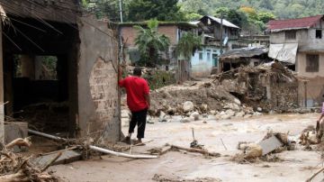 Un hombre observa los estragos dejados por las inundaciones en un sector afectado por las lluvias  de los ciclones 'Ingrid' y 'Manuel' de la semana pasada.