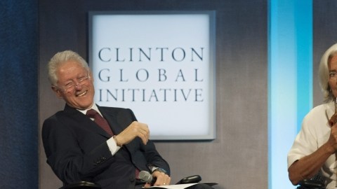 El expresidente  Bill Clinton  y  la directora  del Fondo Monetario Internacional (FMI), Christine Lagarde,   durante la reunión  de la Iniciativa Global Clinton, ayer  en Nueva York.