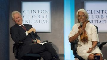 El expresidente  Bill Clinton  y  la directora  del Fondo Monetario Internacional (FMI), Christine Lagarde,   durante la reunión  de la Iniciativa Global Clinton, ayer  en Nueva York.