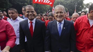 El candidato del Frente Farabundo Martí para la Liberación Nacional (FMLN), Salvador Sánchez Cerén (d), junto a su compañero de fórmula, Oscar Ortiz (i).