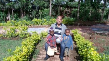 El misionero Jesús Hernández tiene un orfanato para niños en Kenia.