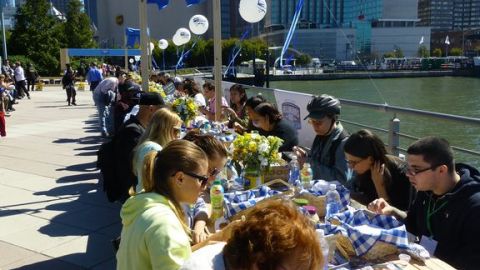 La mesa, servida en el Pier 84 del Hudson River Park en Manhattan, midió 320 pies de largo.