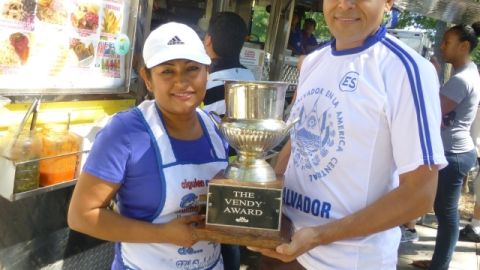 Marcos Lainez, junto a su esposa, Ana Vilma, y el trofeo de los 'Vendy Awards'.