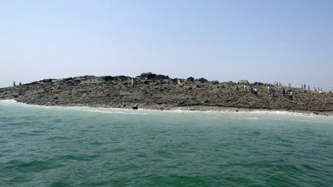 La nueva isla fue visitada hoy por expertos que revisan su terreno.
