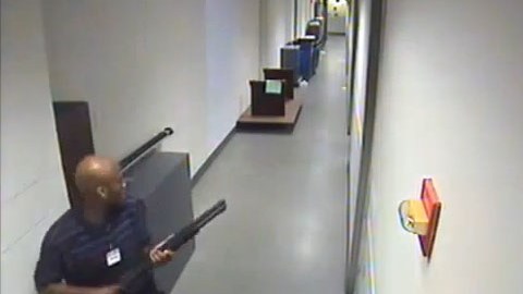 Aaron Alexis, el atacante de los astilleros navales de Washington, no tenía como blanco a individuos específicos, de acuerdo con el FBI.