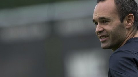 El mediocampista español Andrés Iniesta desea terminar su carrera en el Barcelona