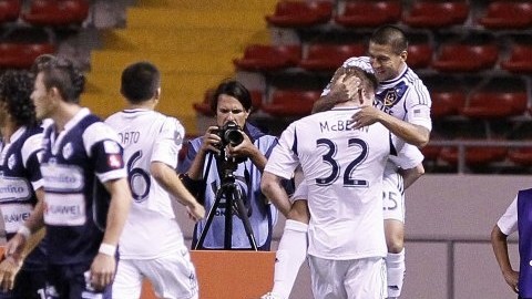 Jugadores del equipo del LA Galaxy de los Estados Unidos celebran la anotación de un gol ante el Club Sport Cartaginés de Costa Rica