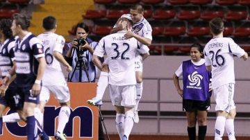 Jugadores del equipo del LA Galaxy de los Estados Unidos celebran la anotación de un gol ante el Club Sport Cartaginés de Costa Rica