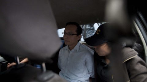 Uno de los supuestos miembros de la banda que robaba automóviles, Luis Alberto López (c), es llevado por las autoridades a los tribunales en Ciudad de Guatemala donde será acusado de varios delitos, según se informó.
