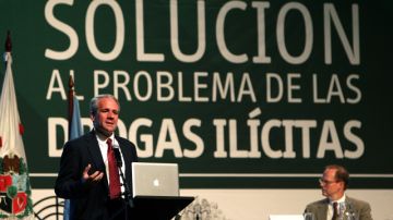 Adam Isacson (i), habla  en Bogotá  durante un foro de la sociedad civil colombiana para generar propuestas de solución al problema de las drogas ilícitas.