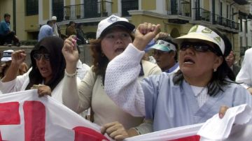 Médicos ecuatorianos protestán en las calles de Quito por el anuncio del Gobierno de contratar doctores cubanos para trabajar en el país.