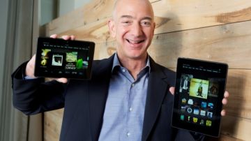 Jeff Bezos, fundador de Amazon.com, sostiene las dos nuevas tabletas Kindle Fire HDX, durante una presentación  a los periodistas en Seattle.