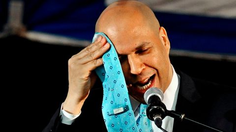 El alcalde de Newark, Cory Booker, enfrenta un escándalo por intercambiar mensajes con una bailarina exótica por más de un año a través de Twitter.