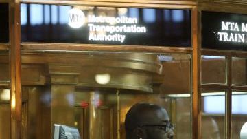 Los empleados de la MTA se han dedicado a orientar pasajeros de Metro-North.