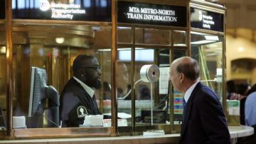 Los empleados de la MTA se han dedicado a orientar pasajeros de Metro-North.