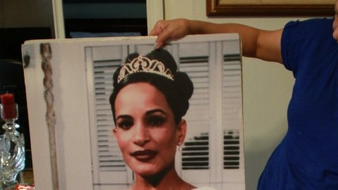 Norma Rosario recuerda a su hermana Gladys Ricart, la cual aparece en el cuadro vestida de novia.