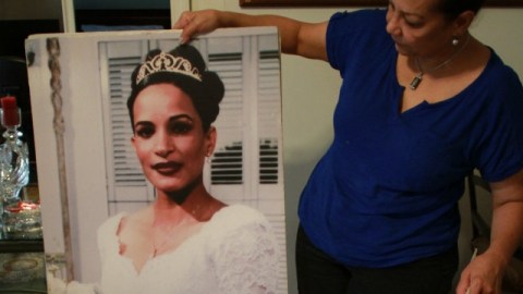Norma Rosario recuerda a su hermana Gladys Ricart, la cual aparece en el cuadro vestida de novia.