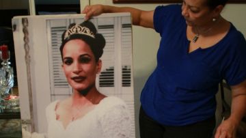 Norma Rosario recuerda a su hermana Gladys Ricart, la cual aparece en el cuadro vestida de novia.