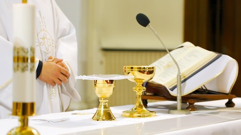 El sacerdote Gil Wojciech llevó a algunas de sus víctimas de la iglesia de Juncalito a Polonia.