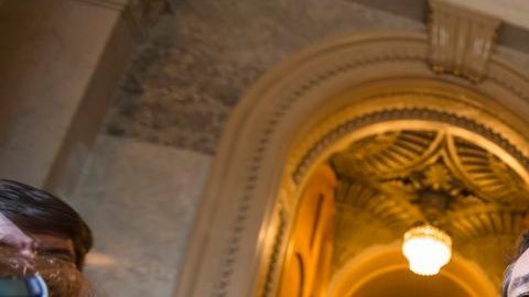 Ted Cruz es entrevistado por los reporteros de la fuente al término de su discurso de 21 horas.