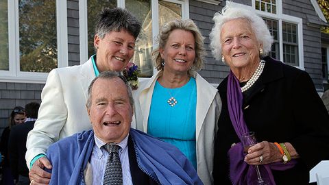 El expresidente George H.W. Bush y su esposa Barbara (der.), junto a las recién casadas Bonnie Clement y Helen Thorgalsen.